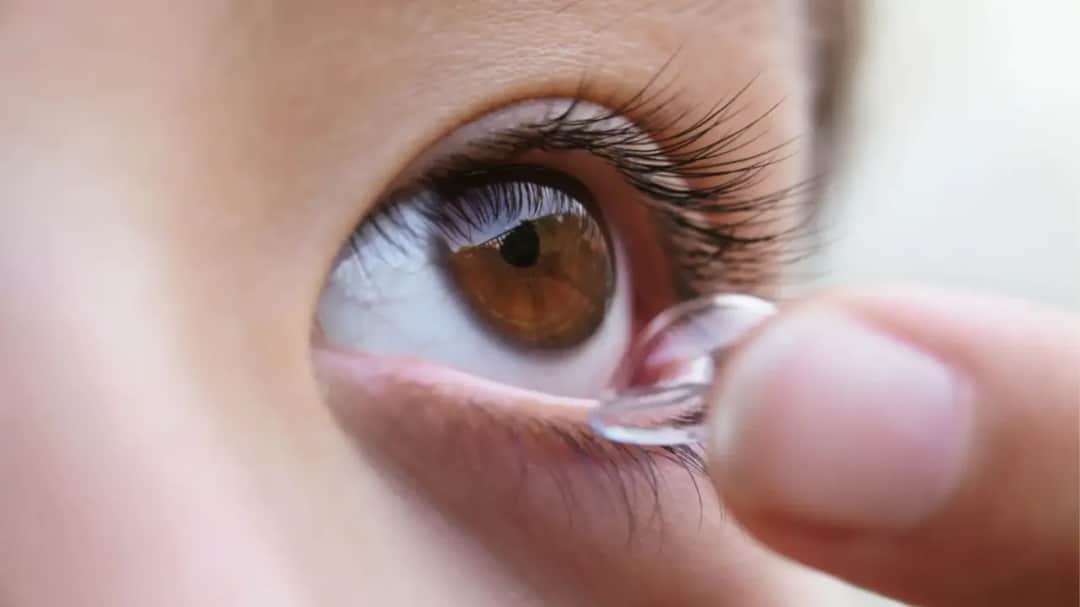 Jak bezpiecznie zdjąć soczewki mając długie paznokcie - sprawdzone sposoby
