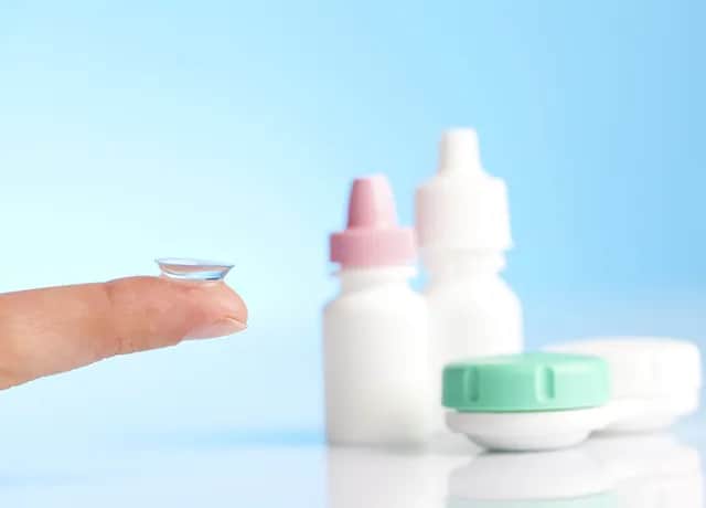 Ile kosztuje płyn do soczewek w aptece? Ceny, które Cię zaskoczą