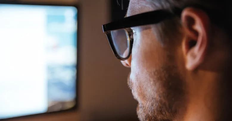 Czy okulary z filtrem światła niebieskiego można nosić cały czas bez ryzyka?