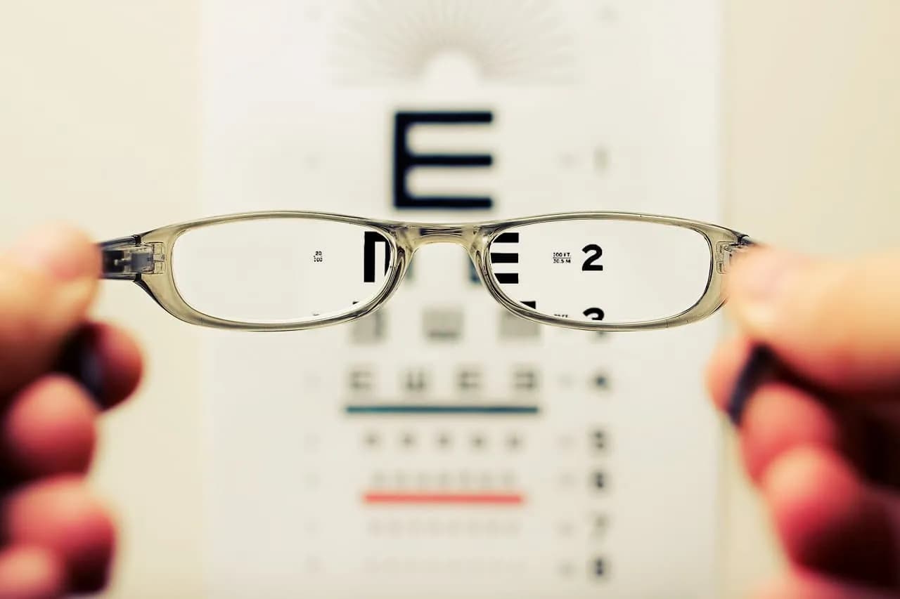 Wada wzroku minus 1 - kiedy musisz nosić okulary? Poradnik eksperta
