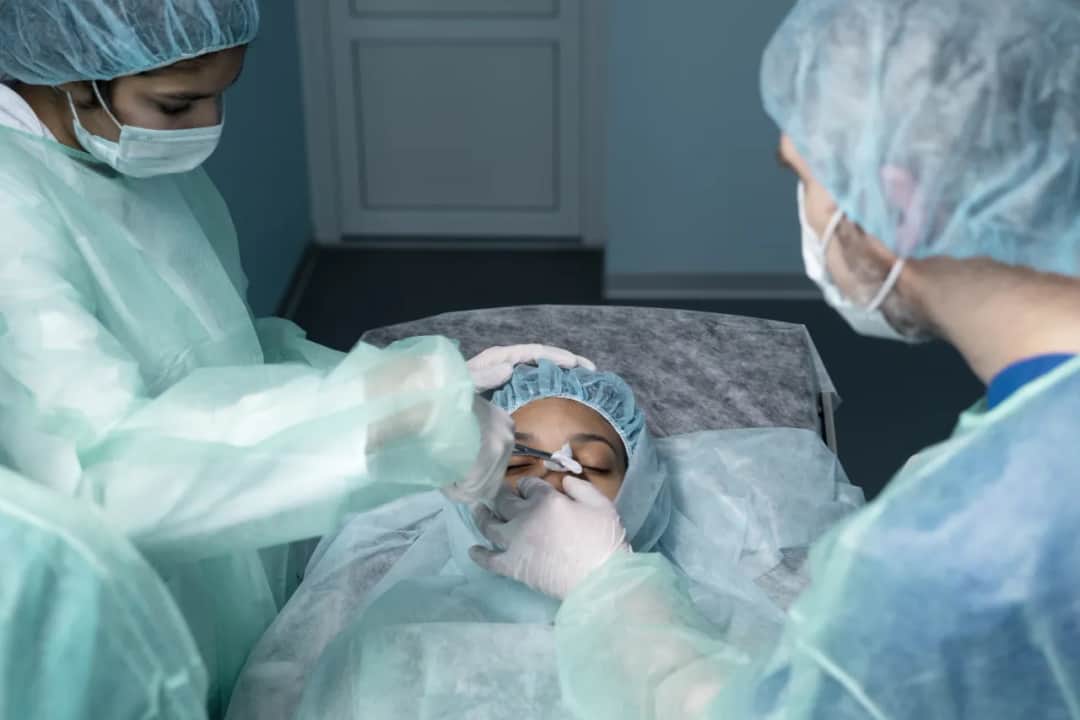 Ile trwa operacja na zaćmę? Poznaj czas i co warto wiedzieć