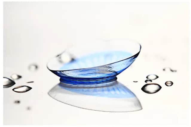 Czy krzywizna w soczewkach ma znaczenie dla komfortu noszenia?