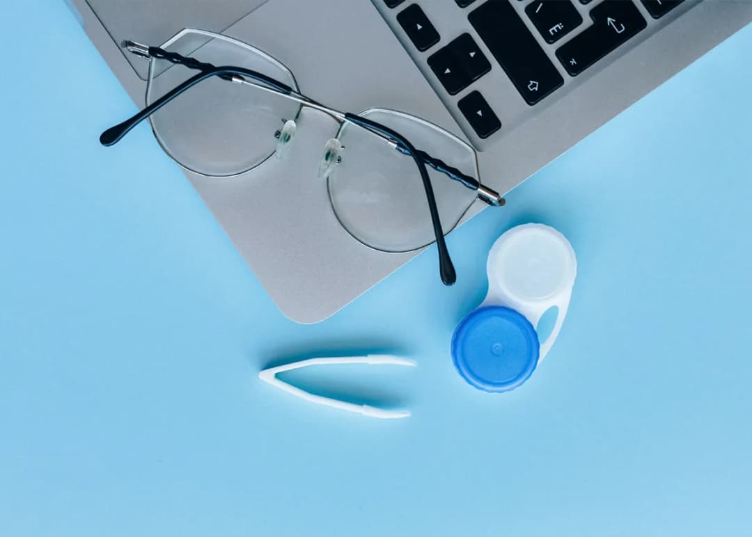 Czy można nosić soczewki i okulary razem? Poznaj opinię specjalistów