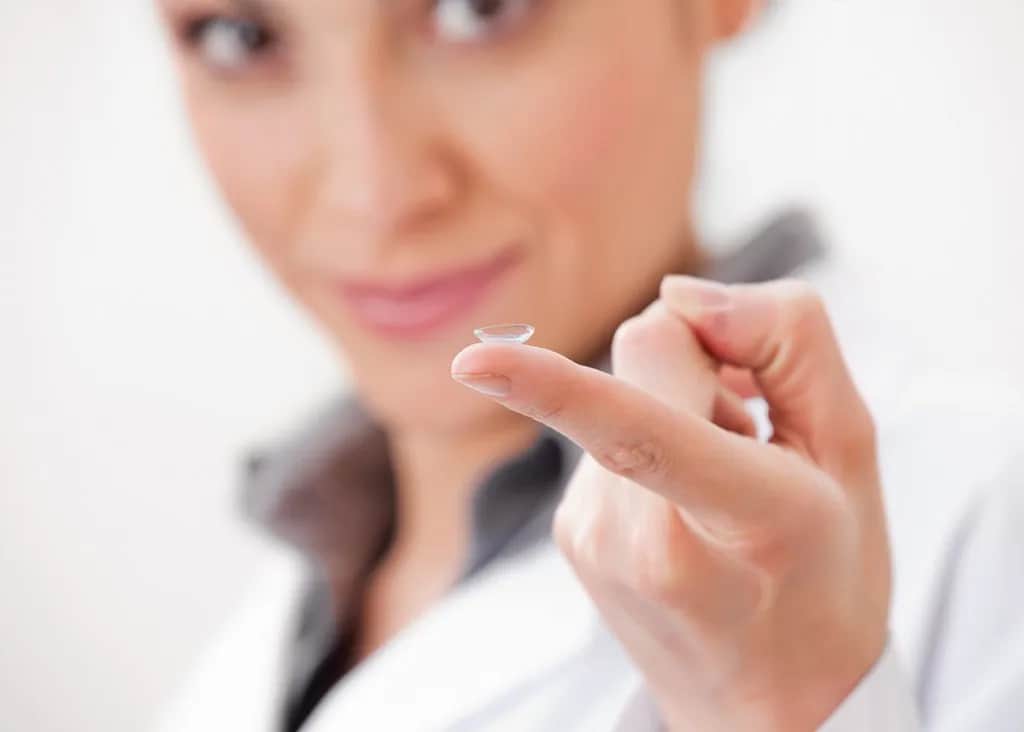 Dlaczego noszenie soczewek jednodniowych dłużej grozi utratą wzroku?