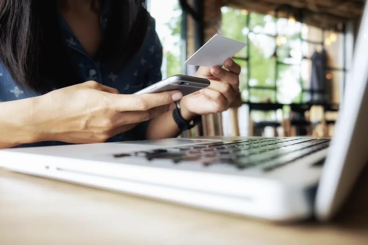 Opłaty, limity i czas realizacji transakcji na platformach rozrywkowych online – co warto wiedzieć?