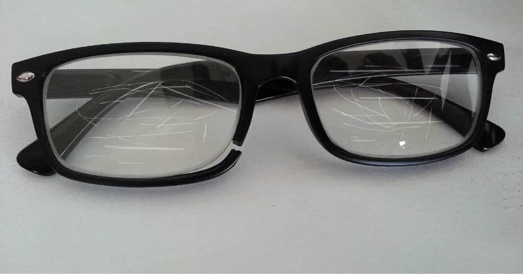 Jak skutecznie wyczyścić porysowane szkła okularów bez uszkodzeń