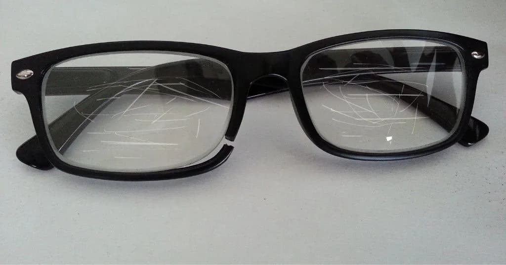 Jak skutecznie wyczyścić porysowane szkła okularów bez uszkodzeń