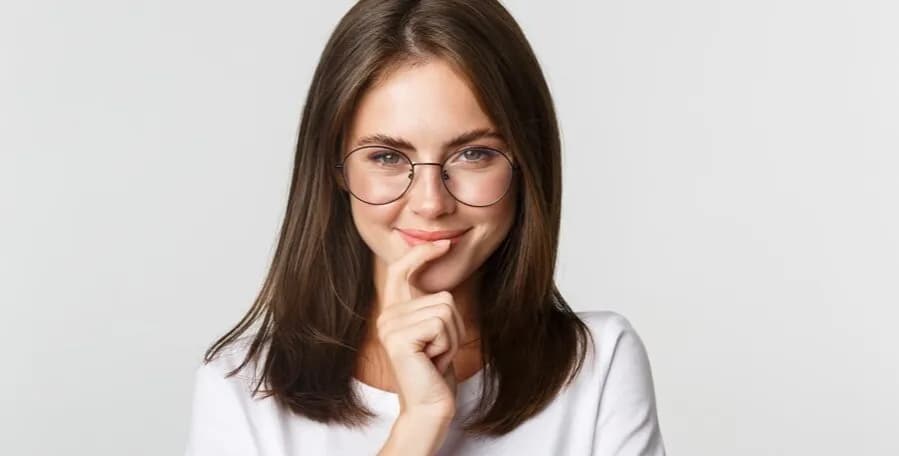 Jakie oprawki dla brunetek będą najlepsze? Doradzamy przy wyborze