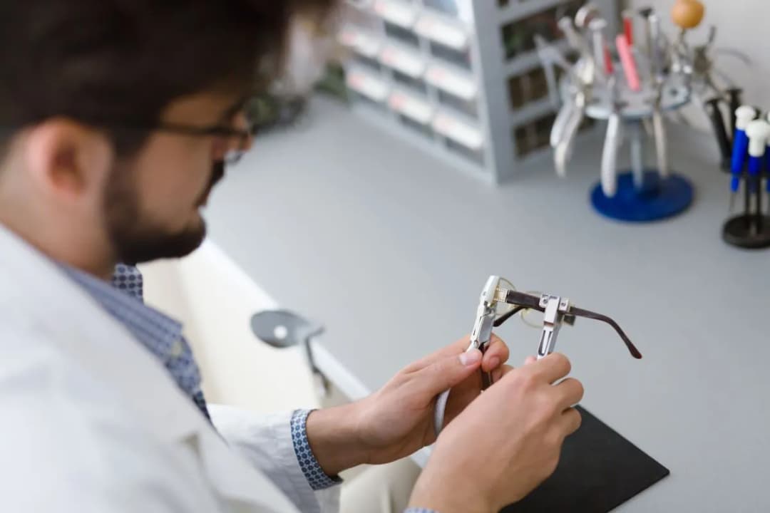 Ile kosztuje wstawienie szkieł do własnych oprawek - ceny, które zaskoczyły