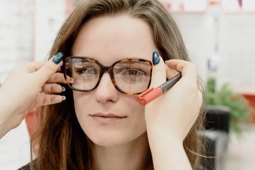 Jakie okulary pasują do kształtu twarzy, aby uniknąć błędów?