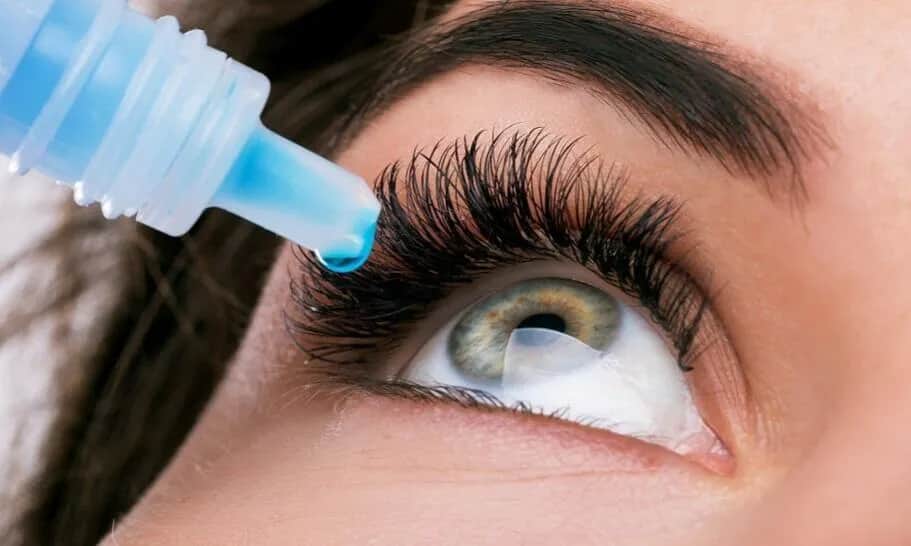 Zakraplanie oczu z soczewkami kontaktowymi: wszystko co musisz wiedzieć