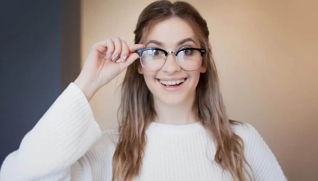Jak dobrać oprawki do grubych szkieł: kompletny poradnik dla osób z wadą wzroku