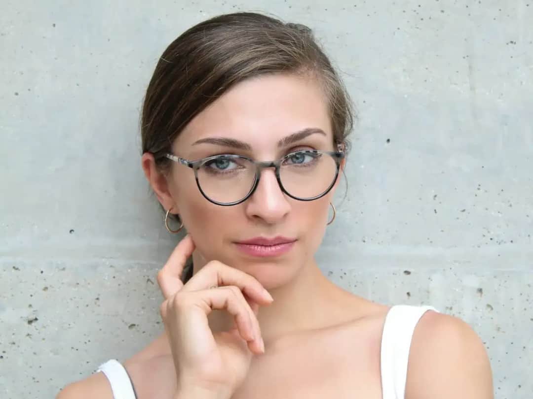 Dobór oprawek do szczupłej twarzy: 7 niezawodnych zasad wyboru okularów