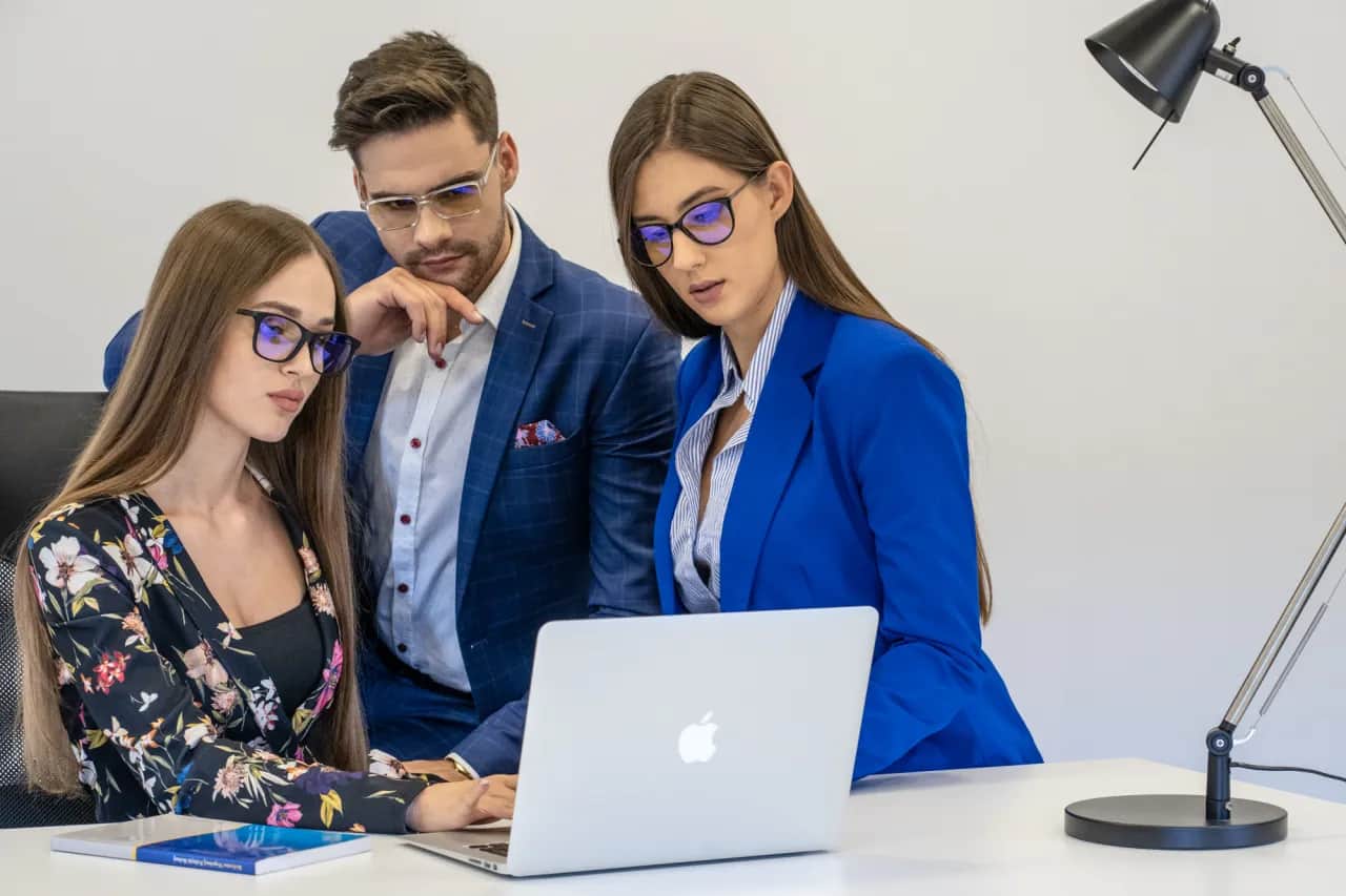 Jak zadbać o swoje oczy przy pracy przed komputerem?