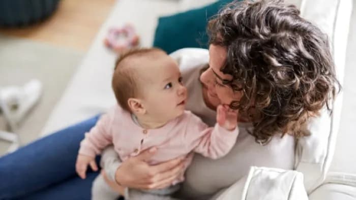 Zez u niemowlaka do kiedy? Kiedy jest normalny i kiedy do lekarza?