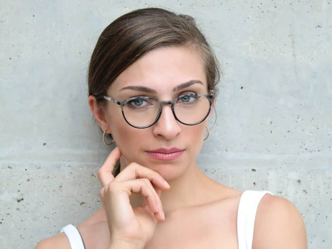 Jakie oprawki do drobnej twarzy – unikaj błędów w wyborze!