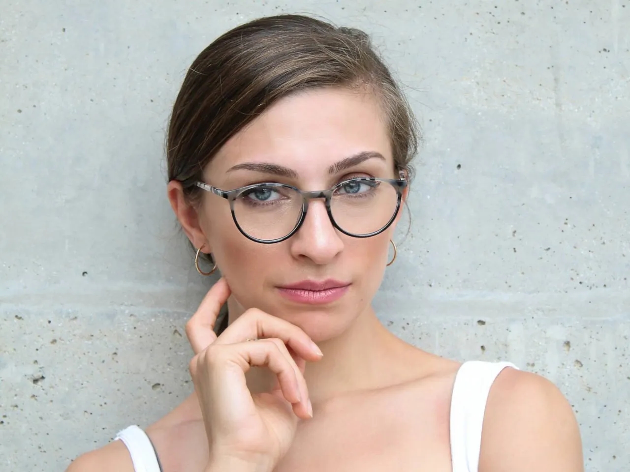 Jakie oprawki do drobnej twarzy – unikaj błędów w wyborze!