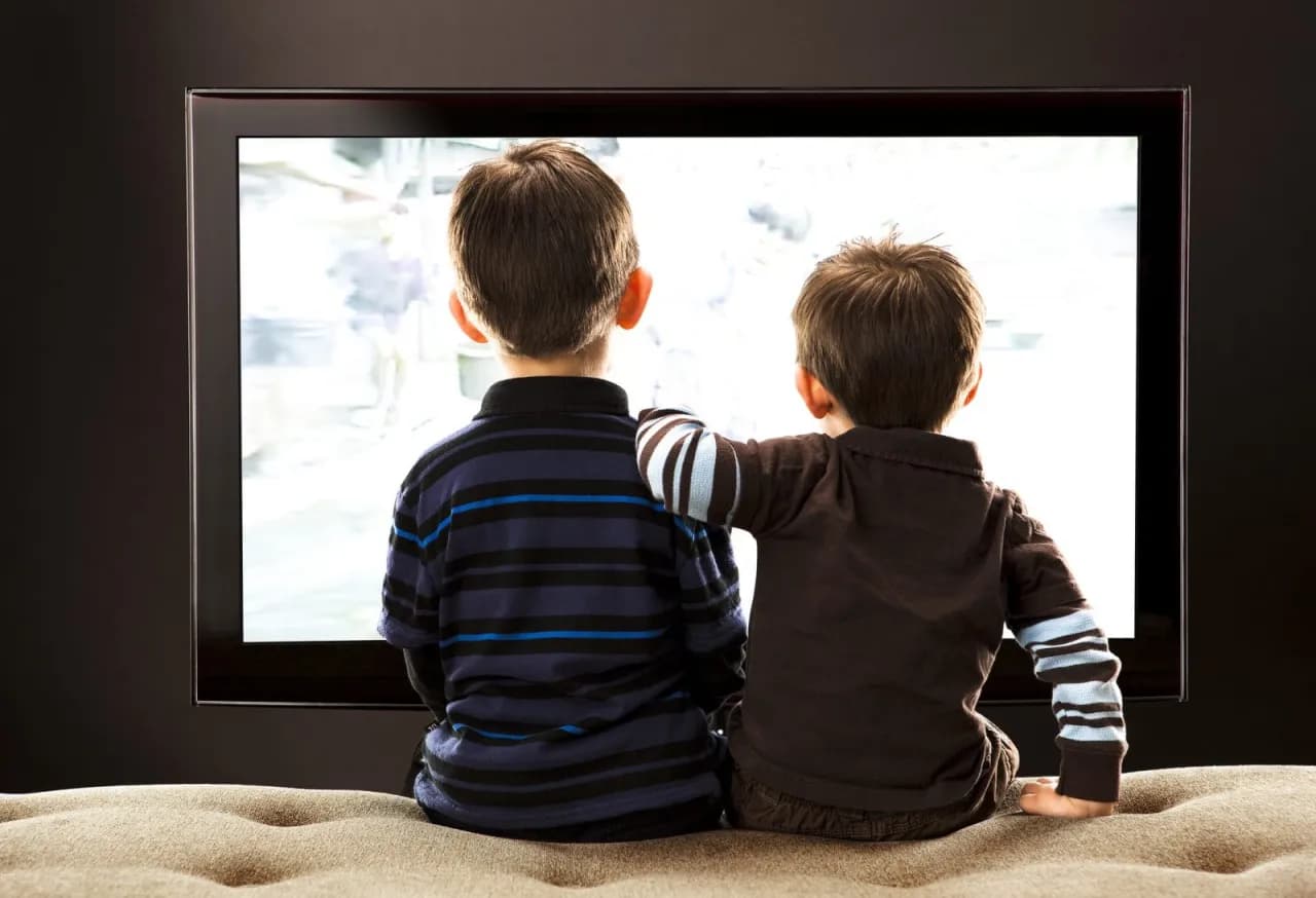 Czy oglądanie telewizji po ciemku naprawdę szkodzi wzrokowi? Fakty i mity