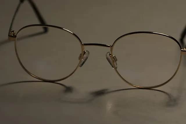 Jak bezpiecznie pomalować oprawki okularów w domu - praktyczny poradnik