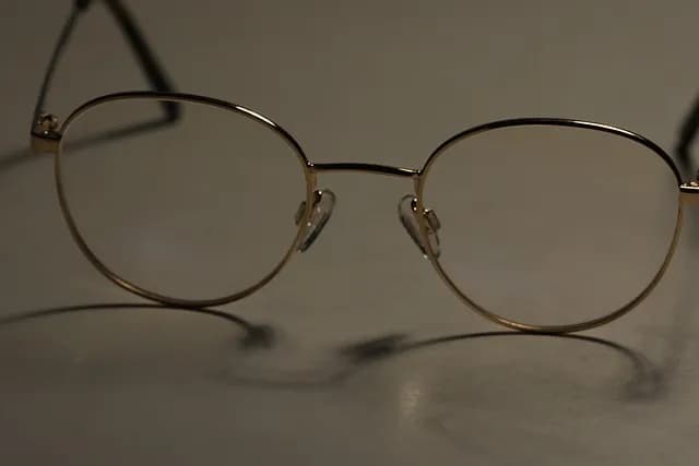 Jak bezpiecznie pomalować oprawki okularów w domu - praktyczny poradnik