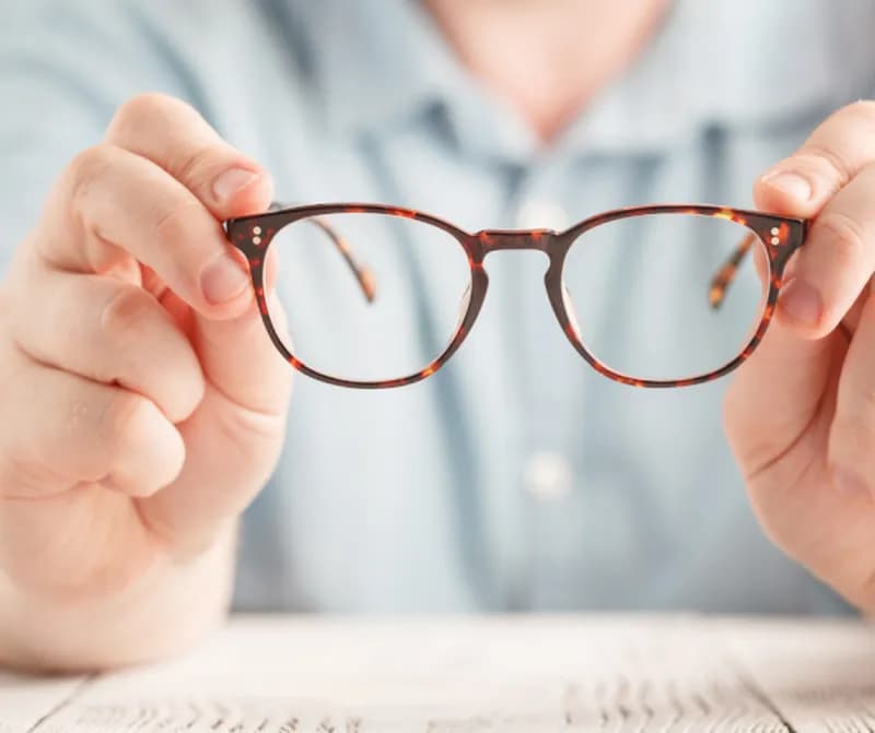 Czy można nosić stare okulary po operacji zaćmy? Sprawdź skutki!