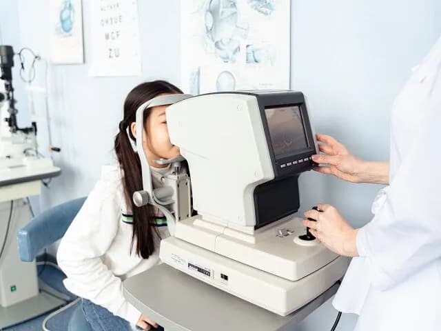 Czym zajmuje się okulista: poznaj pełen zakres obowiązków specjalisty