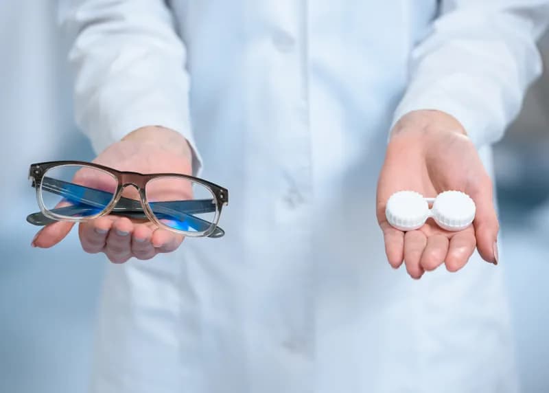 Soczewki czy okulary: kompletne porównanie wad i zalet korekcji wzroku