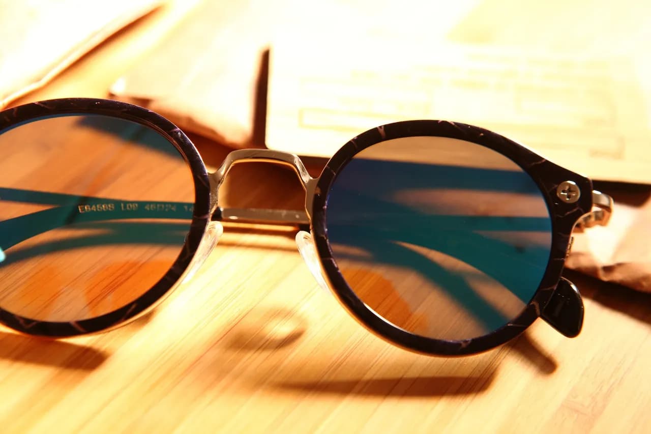 Co to jest fotochrom w okularach i jak chroni Twoje oczy?